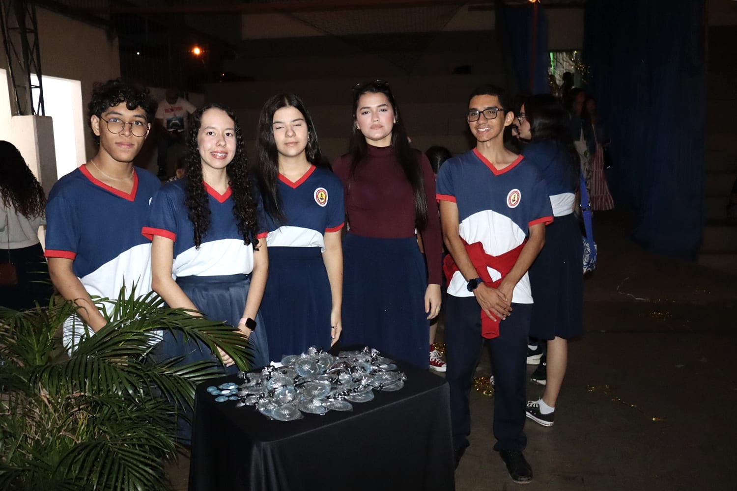 Alunos do Ensino Médio de uniforme na noite do Projeto O Senhor dos Anéis