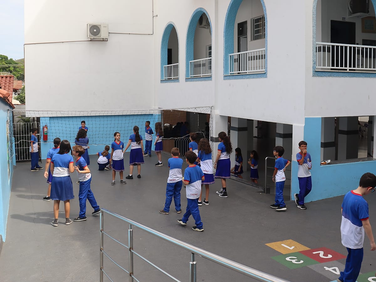 Alunos do Fundamental no pátio do Colégio, na hora do recreio